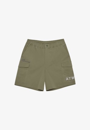 Olivgrüne Cargo-Shorts mit elastischem Bund, vorderer Druckknopfleiste, seitlichen Klappentaschen und bedruckten Details auf beiden Beinen.