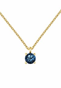 Collar de oro con una cadena retorcida y un colgante de gema azul redondo, que presenta seis garras. El colgante está exhibido de manera destacada en el centro.