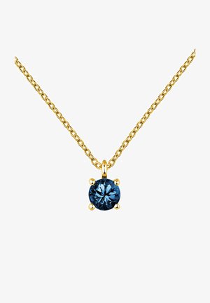 Collar de oro con una cadena retorcida y un colgante de gema azul redondo, que presenta seis garras. El colgante está exhibido de manera destacada en el centro.