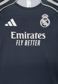 Maglia da calcio blu scuro con texture a coste, testo bianco "Emirates" e "FLY BETTER", logo Adidas e emblema di una corona sul petto.