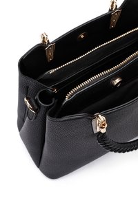 Bolso negro de material texturizado con herrajes dorados. Cuenta con varios compartimentos con cremallera y un asa trenzada para un mejor agarre.