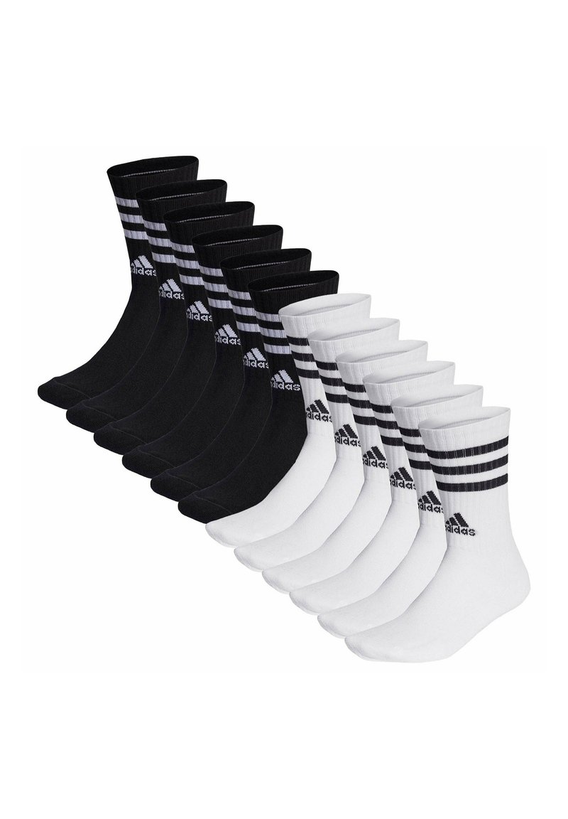 Docenas de pares de calcetines de equipo en negro y blanco; los calcetines negros tienen tres franjas blancas y el logo de 'adidas', mientras que los calcetines blancos tienen un diseño similar.