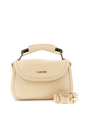Sac à main en cuir beige avec poignée tressée, accents métalliques dorés, logo à l'avant, et bandoulière réglable détachable à côté du sac.