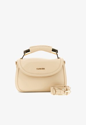 Beige læderhåndtaske med flettet håndtag, guldfarvede metalaccenter, logo foran og aftagelig justerbar skulderrem ved siden af tasken.