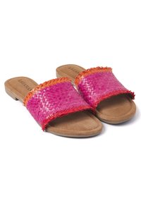 Gevlochten roze leren slip-on sandalen met een oranje gevlochten accent. Suède voetbed en platte zool bieden comfort. Minimalistisch ontwerp met open teen.