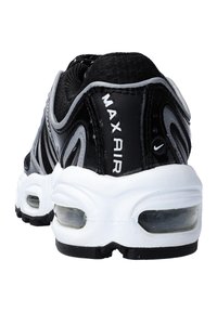 Schwarzer und grauer Sneaker mit Mesh-Obermaterial, gepolstertem Schaftrand und sichtbarer Luftdämpfung in der Sohle. "Max Air" Branding an der Ferse.