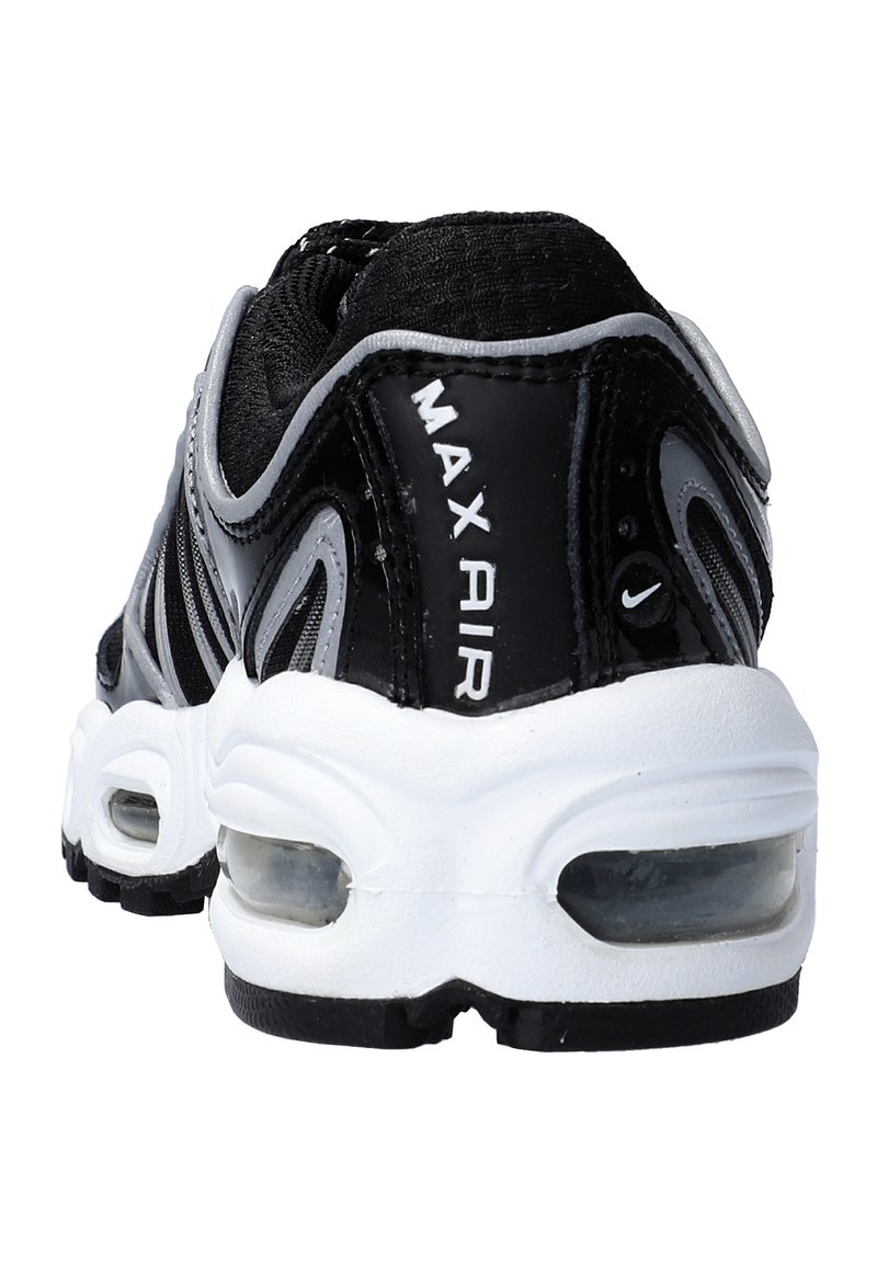 Zwarte en grijze sneaker met bovenwerk van mesh, gevoerde kraag en zichtbare luchtkussen in de zool. "Max Air" branding op de hiel.