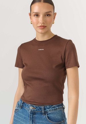 Barna, rövid ujjú póló, kerek nyakkivágással, a mellkason fehér "LAMANIA" felirattal, sima pamutból készült.