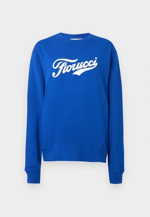 Zils džemperis ar garām piedurknēm un baltu "Fiorucci" logo tekstu krūšu rajonā, vienkārša fona.