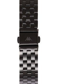 Svart metallarmbandsur med sammanlänkade länkar. Har en matt yta och ett spänne med en subtil logotyp. Konsist och modern design.