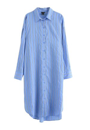 Lyseblå skjorte med knapper, der har lodrette hvide og gule striber, lange ærmer og en længde, der går under knæene.