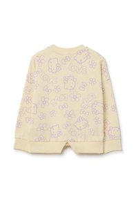 Felpa gialla con un motivo ripetuto di fiori lilla, fiocchi e la scritta "LOVE". Il design è semplice, senza ulteriori dettagli.