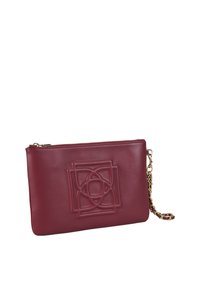 Bordeaux leren clutch met een geëmbosseerd geometrisch ontwerp, ritssluiting en een gouden kettingband. Gladde textuur met een slanke rechthoekige vorm.