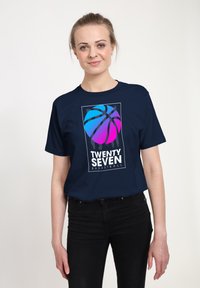 Granatowa bawełniana koszulka z grafiką koszykówki w niebiesko-różowym gradientzie oraz napisem "TWENTY SEVEN BASKETBALL."