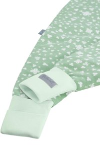 Grüner Stoff mit weißem Schmetterlingsmuster, weiche Textur und kontrastierende mintfarbene Bündchen. Verfügt über ein graues Markenschild für die Kennzeichnung.