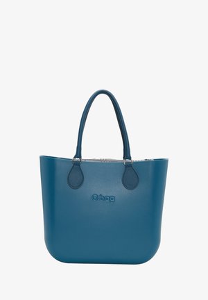 Modrá taška vyrobená z texturovaného syntetického materiálu, vybavená dvěma uchy, kulatým tvarem a embosovaným logem na přední straně.