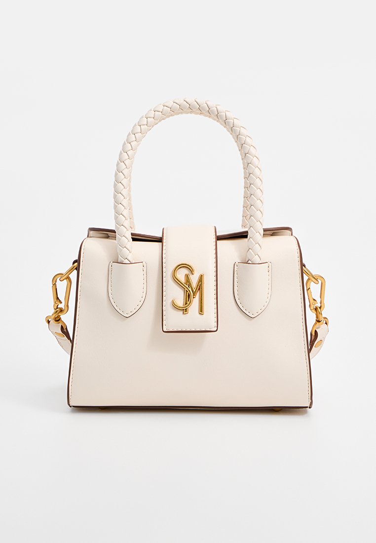 Sac à main en cuir crème avec une anse tressée en haut, des accessoires en or et un fermoir à l'avant avec un monogramme "SM" en relief.