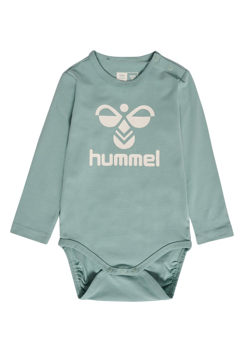 Långärmad babymössa i mjukt mintgrönt bomull, med en stor vit logotryck och knäppningar vid axeln och botten.