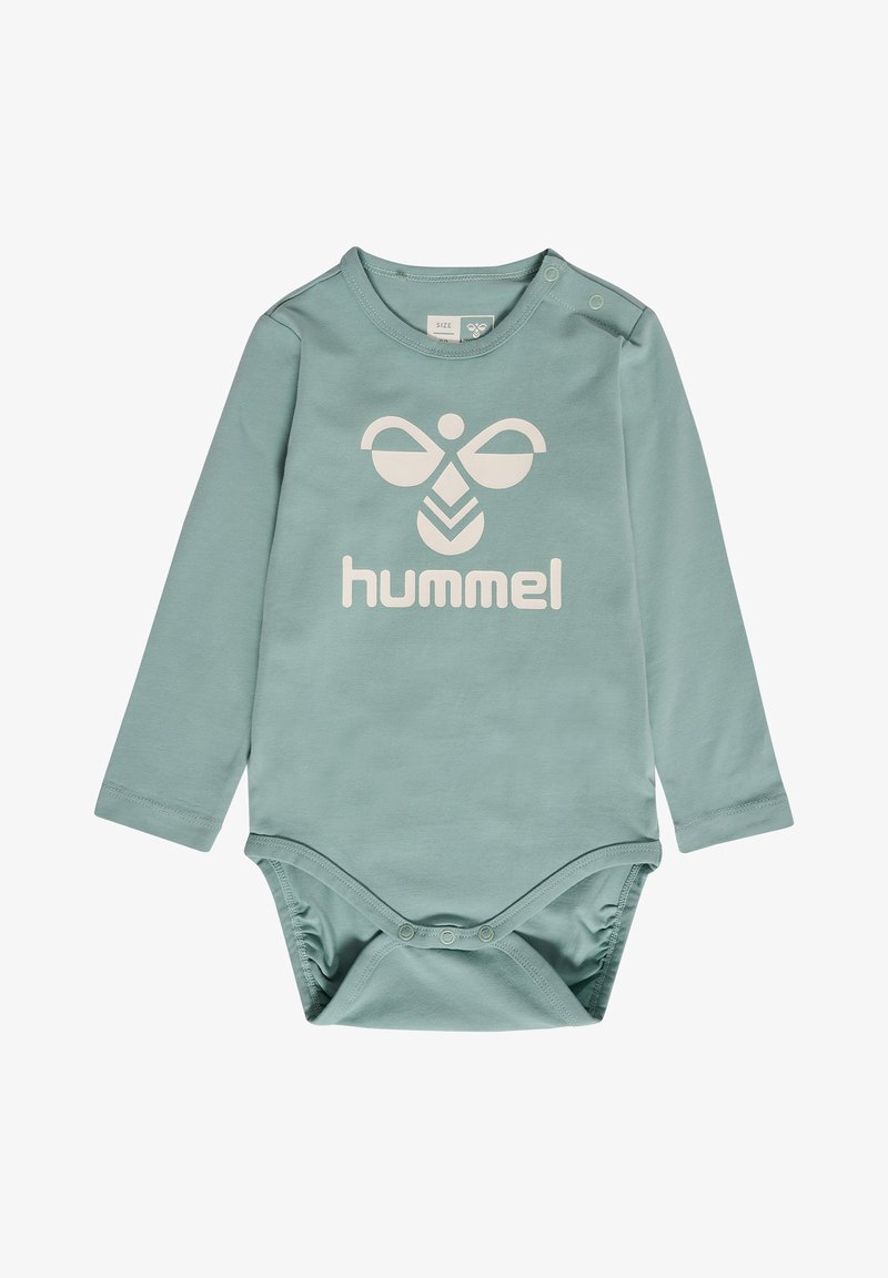 Bodysuit pour bébé à manches longues en coton doux vert menthe, avec un grand imprimé logo blanc et des fermetures à pression aux épaules et à la base.