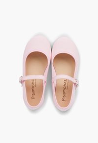 Zapatos Mary Jane de lona rosa con una correa de hebilla, punta redondeada y forro interior suave, con el nombre de la marca impreso en la plantilla.