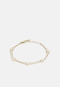 Pulsera de cadena de oro con cinco acentos en forma de lágrima con un acabado blanco suave y cierre de broche. Diseño elegante en capas.