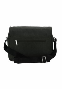 Zwarte stoffen schoudertas met een klep, voorzak met rits, verstelbare schouderband en een gladde textuur. Heeft een minimalistisch design en structuur.