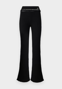 Pantaloni evazați negri din tricot cu textură, cu un design cu decupaj la talie și un accent cu logo. Prezintă o suprafață texturată și o siluetă ajustată.