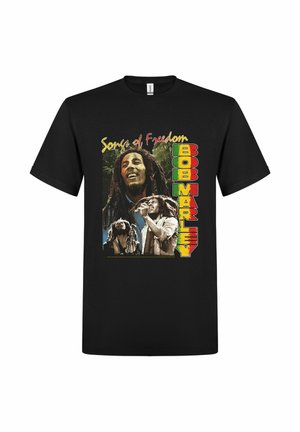 T-shirt nera con tre immagini colorate di Bob Marley, testo "Songs of Freedom" e scritta verticale "Bob Marley" in lettere rosse, gialle e verdi.