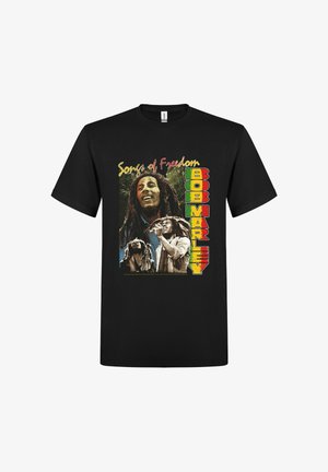 Czarny T-shirt z trzema kolorowymi obrazkami Boba Marleya, napisem "Songs of Freedom" oraz pionowym napisem "Bob Marley" w czerwonych, żółtych i zielonych literach.