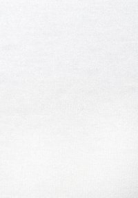 Weißer Strickstoff mit einer leicht strukturierten Oberfläche, gleichmäßig verteilten Fäden und einer sanften, einheitlichen Farbgebung.