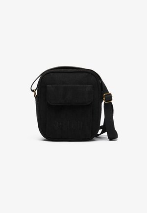 Saco crossbody de corduroy preto com alça ajustável, forma retangular, compartimento frontal com aba e detalhe em texto em relevo. Textura suave.
