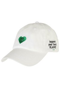 Hvid bomuldsbaseballcap med et grønt hjerte og et verdensbilledesign på foran samt teksten "Støt din lokale PLANET" på siden.