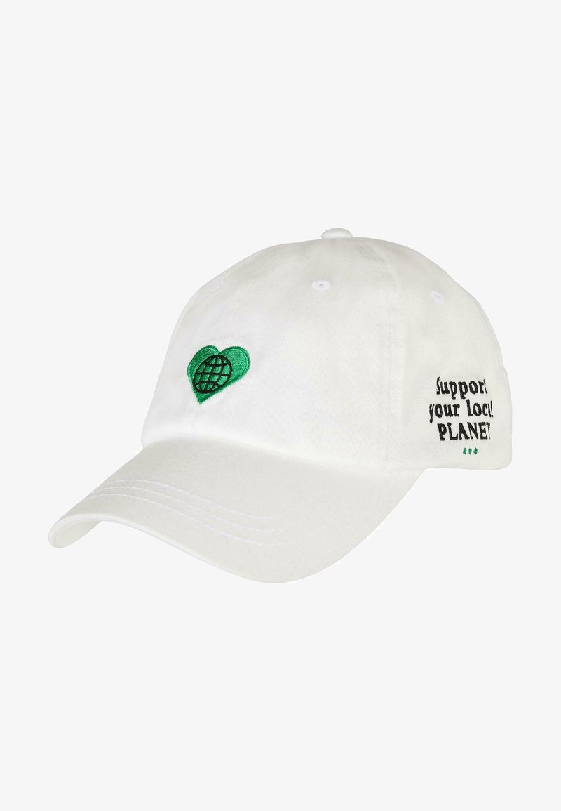 Casquette de baseball en coton blanc avec un cœur vert et un design de globe sur le devant et le texte "Soutenez votre PLANÈTE locale" sur le côté.