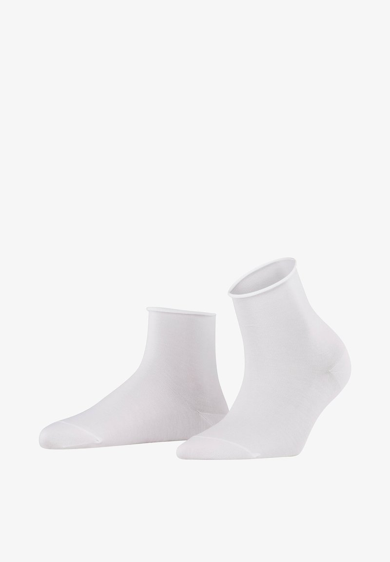 Calcetines tobilleros blancos hechos de un material suave y elástico. Presentan una punta sin costuras y un puño elástico para un ajuste seguro.