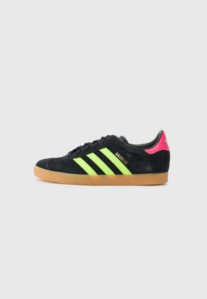 GAZELLE UNISEX - Sneakers - core black/signal green/shock pink