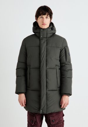 Abrigo acolchado de color verde oliva con cuello alto, cierres de botón a presión y bolsillos laterales. Presenta un acabado texturizado y una capucha ajustable con cordones.