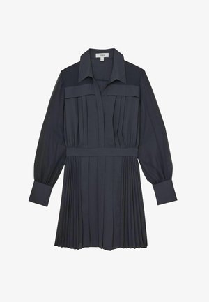 Tumedast sinine volangkleit kraega, pikkade varrukatega ja nööbitud mansettidega. Omab kahte rinnataskut ja voolavat taljejoont.