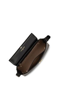 Sac en cuir noir avec un extérieur texturé, des accents dorés et un intérieur marron comprenant un compartiment et une fermeture magnétique.