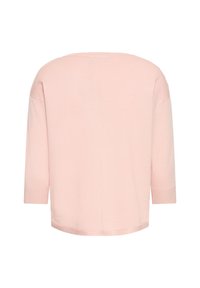 Pull en maille rose clair, ample, avec manches trois-quarts et encolure ronde. Texture lisse, design simple, sans ornements visibles.