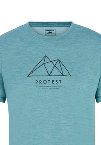 Teal T-shirt met korte mouwen en een ronde hals. Bevat een geometrische bergafbeelding en het woord "PROTEST" in het zwart eronder.