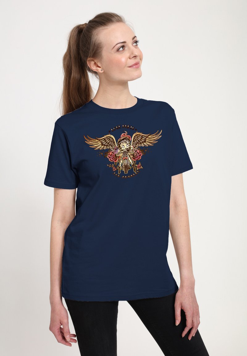 Navyblaue Kurzarm-T-Shirt mit einem detaillierten Grafik eines geflügelten Wesens mit einem Schädel und floralen Akzenten. Glatte Stofftextur.