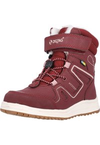 Botte cheville synthétique rouge avec accents blancs, finition texturée, sangle réglable et lacets contrastés. Semelle en caoutchouc pour une traction optimale.
