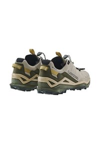 Buty trekkingowe Lowa z beżową i oliwkową cholewką, siateczkowymi detalami, gumową podeszwą oraz smukłym kształtem i regulowanym systemem sznurowania.