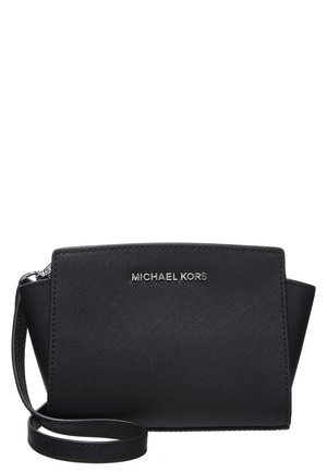 Sac bandoulière en cuir noir avec une forme structurée, doté d'une fermeture éclair, d'un détail logo et d'une bandoulière amovible. Surface texturée.