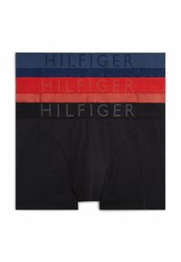 Trois paires de boxers pour hommes en noir, rouge et bleu marine, chacune avec une ceinture élastique marquée "HILFIGER".
