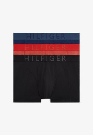 Trzy pary męskich bokserek w kolorach czarnym, czerwonym i granatowym, każda z elastycznym pasem z napisem "HILFIGER".