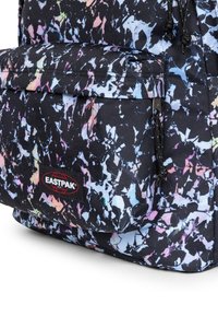 Zaino nero con motivo astratto colorato. Presenta una tasca frontale con cerniere e logo Eastpak. Realizzato in tessuto resistente.