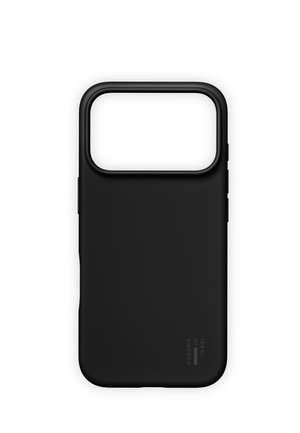 Coque de téléphone noire souple et protectrice avec une grande découpe pour l’appareil photo et le logo "Ideal of Sweden" en bas à droite.
