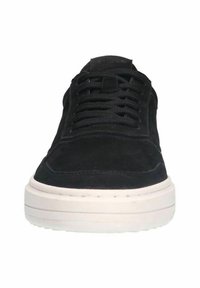 Schwarze Wildledersneaker mit runder Spitze, strukturiertem Obermaterial, sechs Ösen und dicker weißer Gummisohle. Minimalistisches Design ohne sichtbare Markenkennzeichnung.