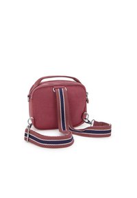 Borsa a tracolla compatta di colore bordeaux con forma rettangolare. Presenta una superficie testurizzata e una tracolla regolabile a righe con hardware in metallo.